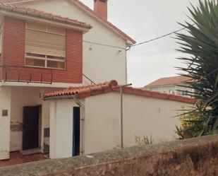 Vista exterior de Casa adosada en venda en Torrelavega  amb Calefacció i Balcó