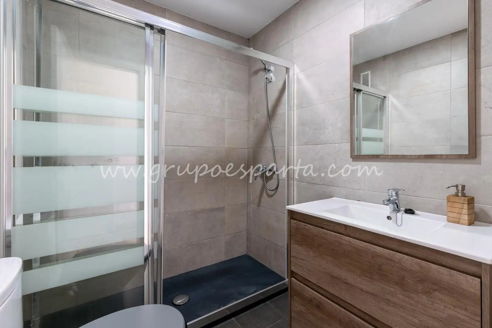 Bathroom of Flat for sale in Sevilla  with Air Conditioner and Balcony