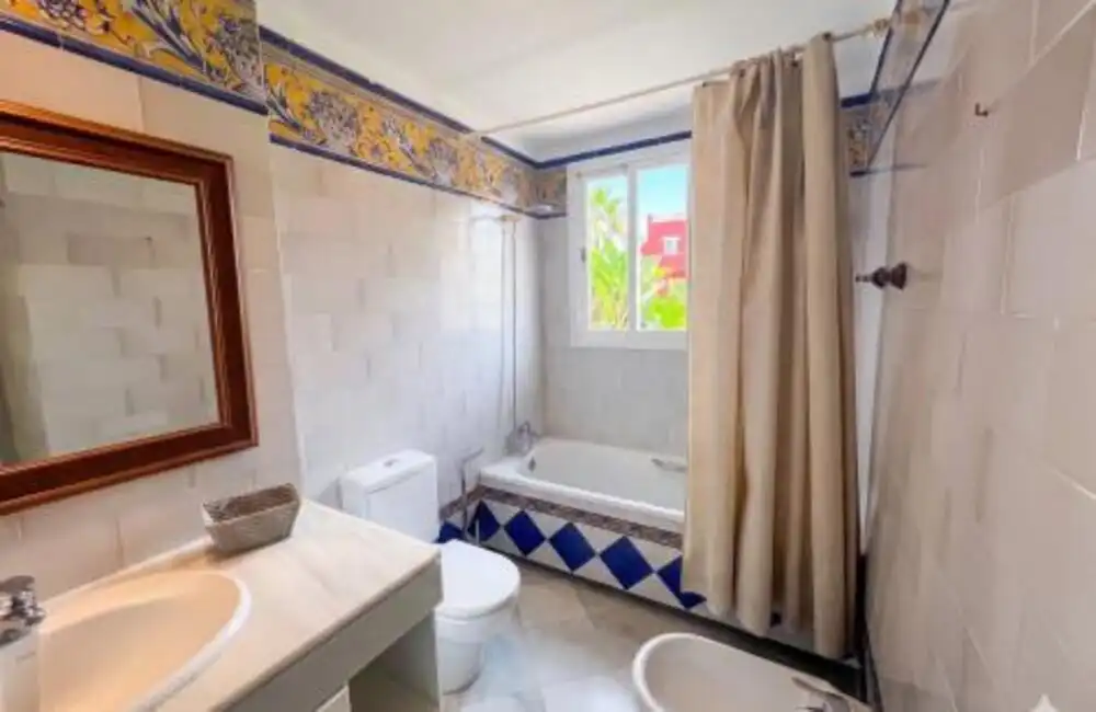 Bany de Apartament de lloguer en Marbella amb Aire condicionat, Terrassa i Moblat