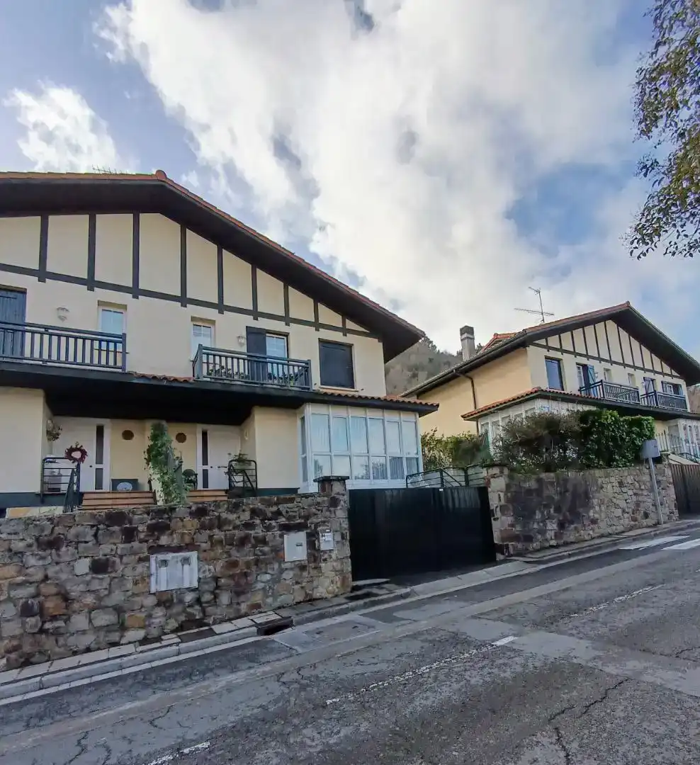 Vista exterior de Casa o xalet en venda en Mundaka amb Balcó