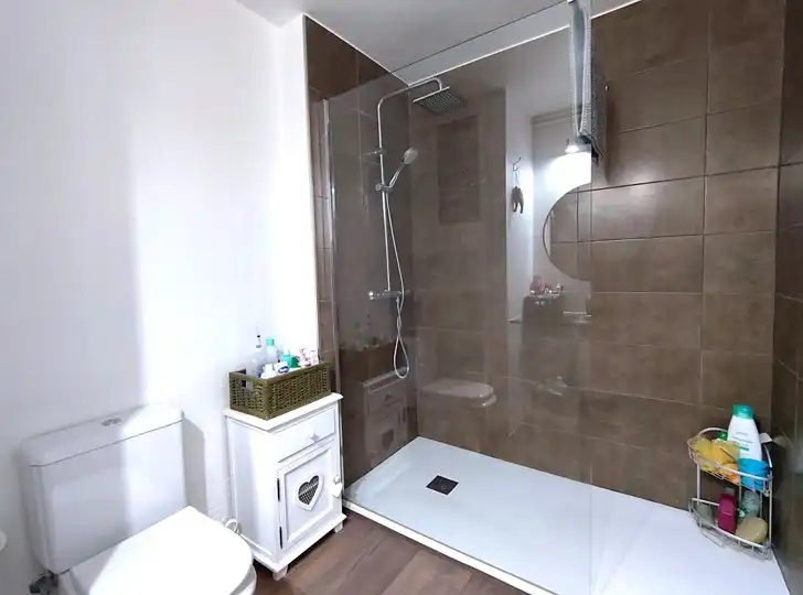 Badezimmer von Dachboden zum Verkauf in Sant Andreu de Llavaneres mit Klimaanlage, Heizung und Parkett