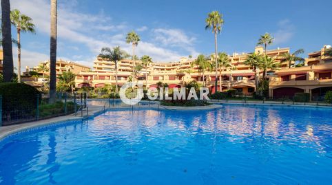 En una de las urbanizaciones más exclusivas y demandadas de Estepona se encuentra este espectacular apartamento dúplex, una propie, image 2