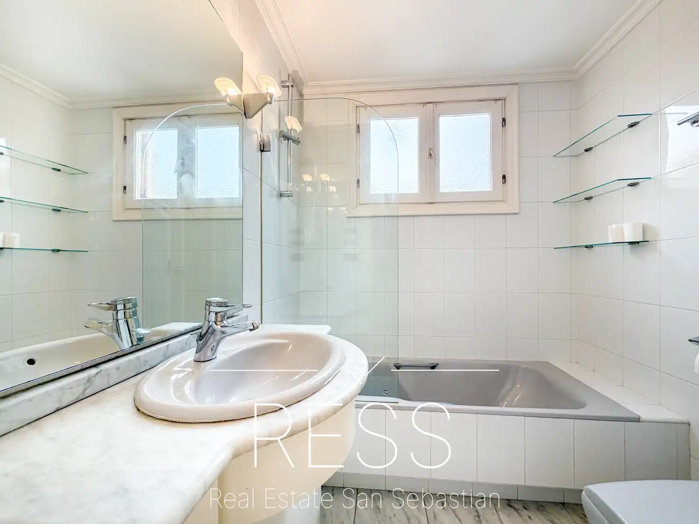 Bathroom of Attic for sale in Donostia - San Sebastián   with Air Conditioner, Heating and Terrace