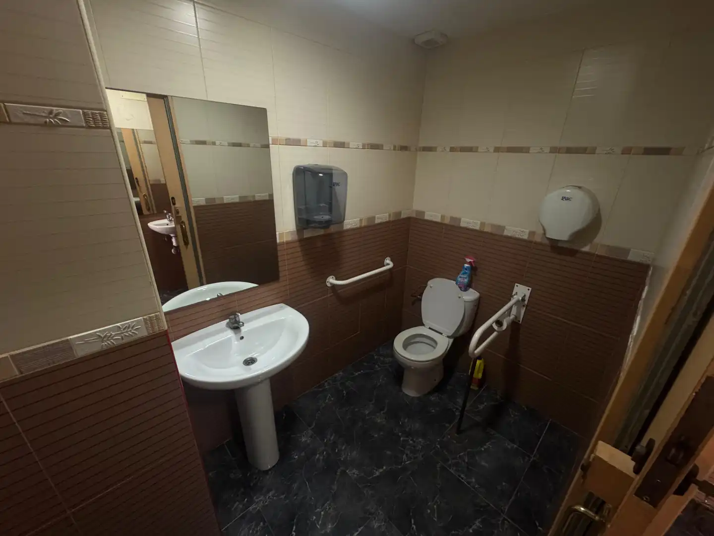 Baño de Local de alquiler en Vilanova i la Geltrú con Aire acondicionado, Calefacción y Amueblado