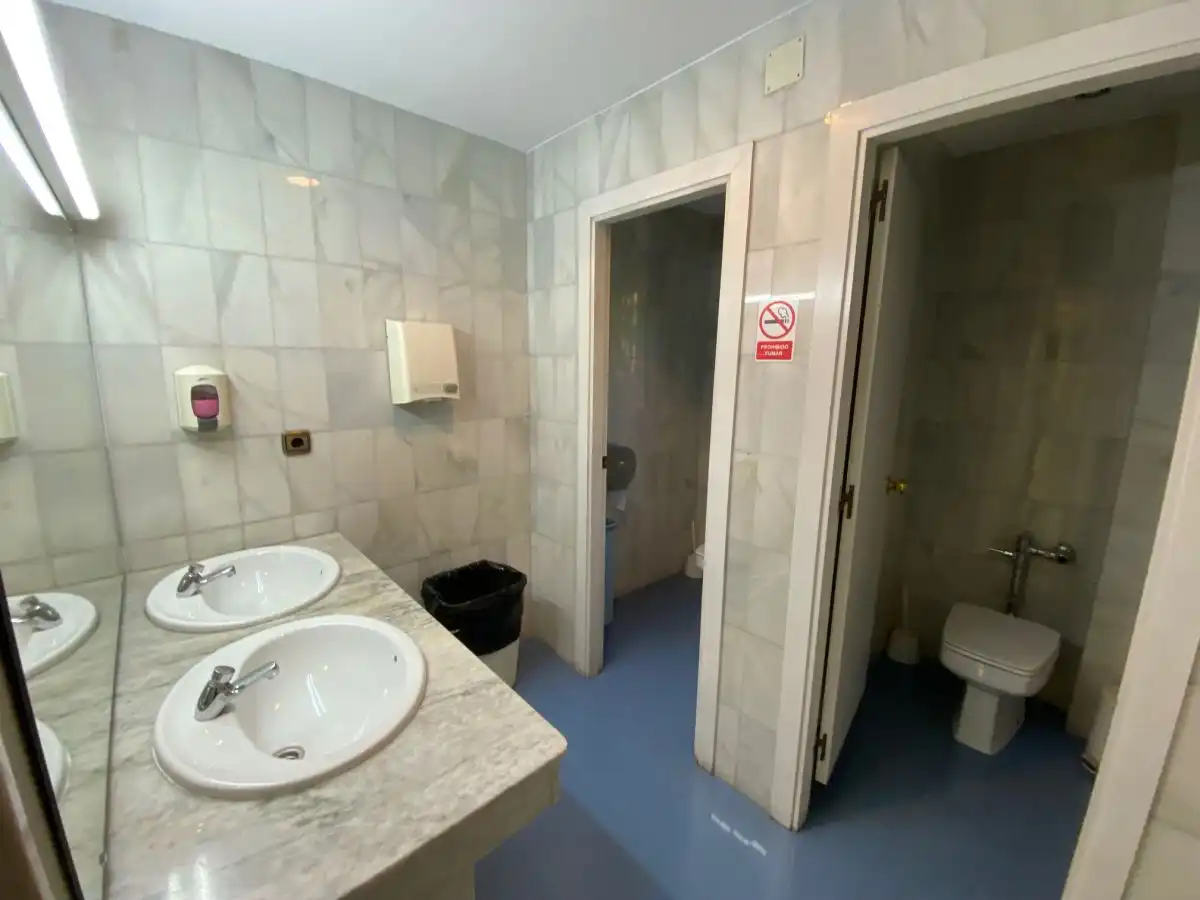Badezimmer von Büro zur Miete in Sevilla mit Klimaanlage