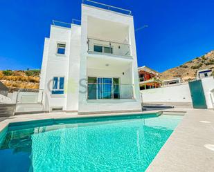 Vista exterior de Casa o xalet en venda en Nerja amb Aire condicionat, Terrassa i Piscina