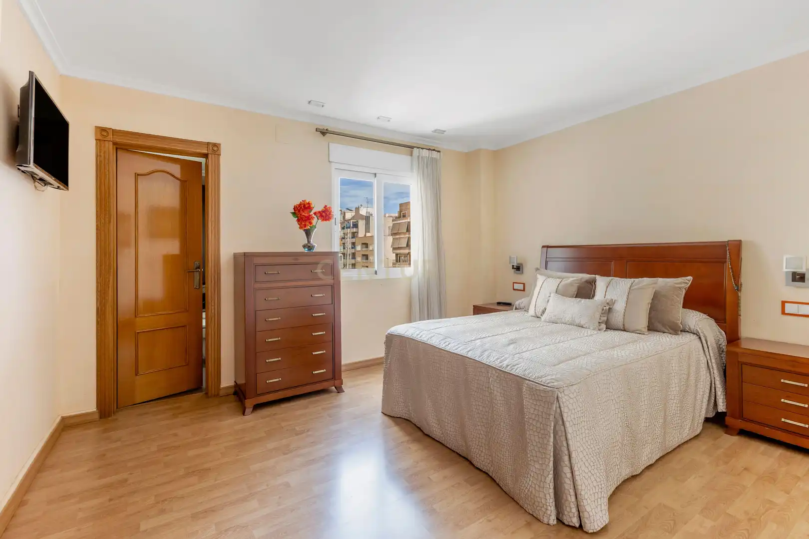 Dormitori de Apartament en venda en Torrevieja amb Aire condicionat, TV i Balcó