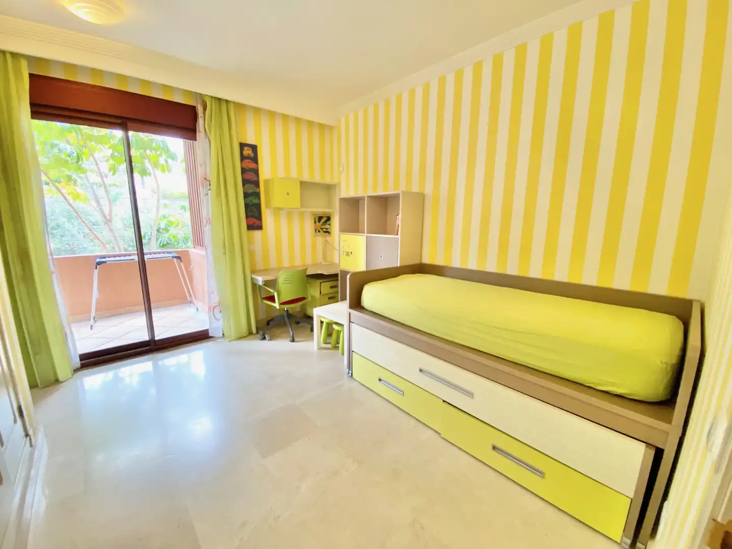 Schlafzimmer von Wohnungen zur Miete in Marbella mit Klimaanlage, Terrasse und Schwimmbad