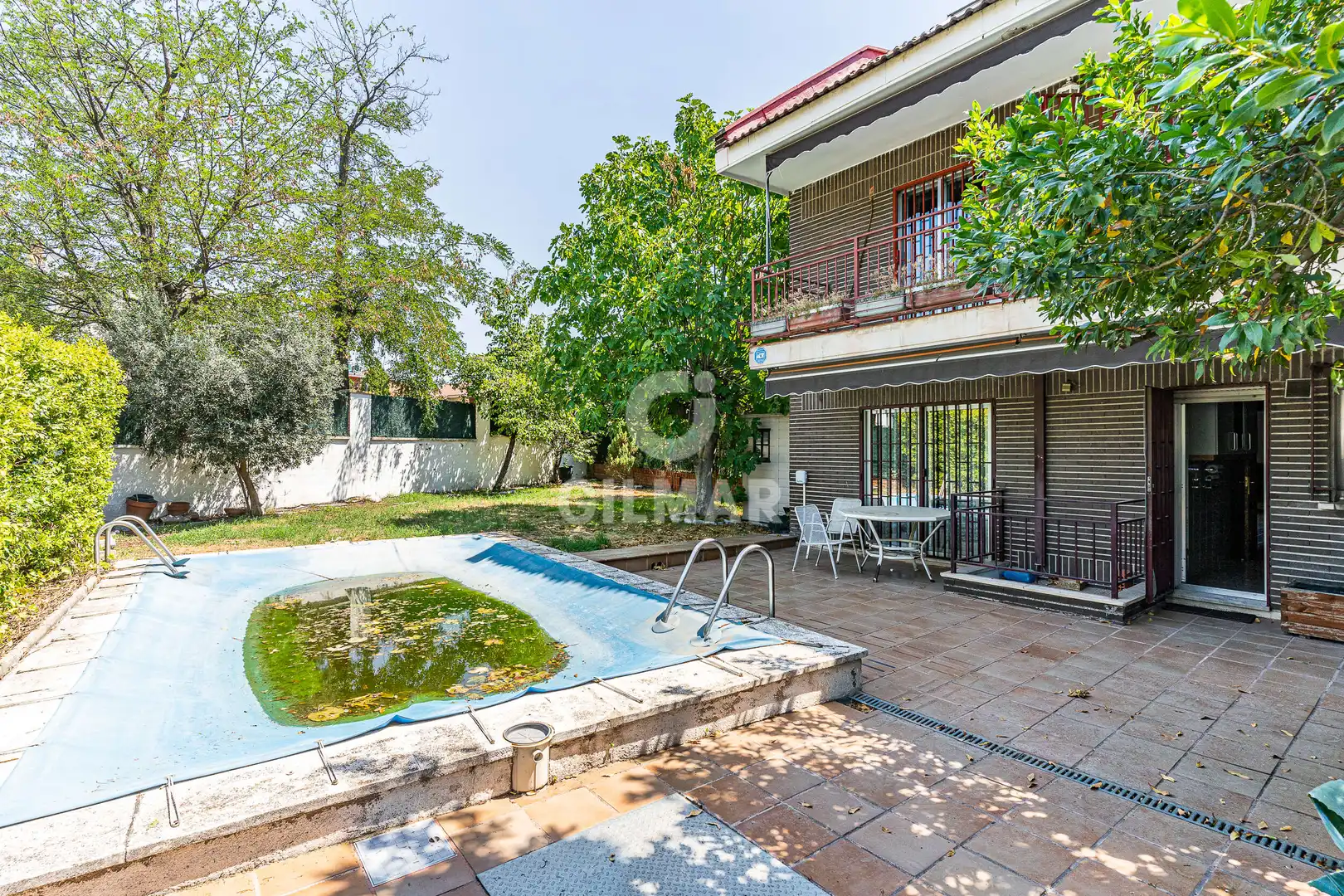 Vista exterior de Casa adosada en venda en Madrid amb Calefacció, Jardí privat i Piscina