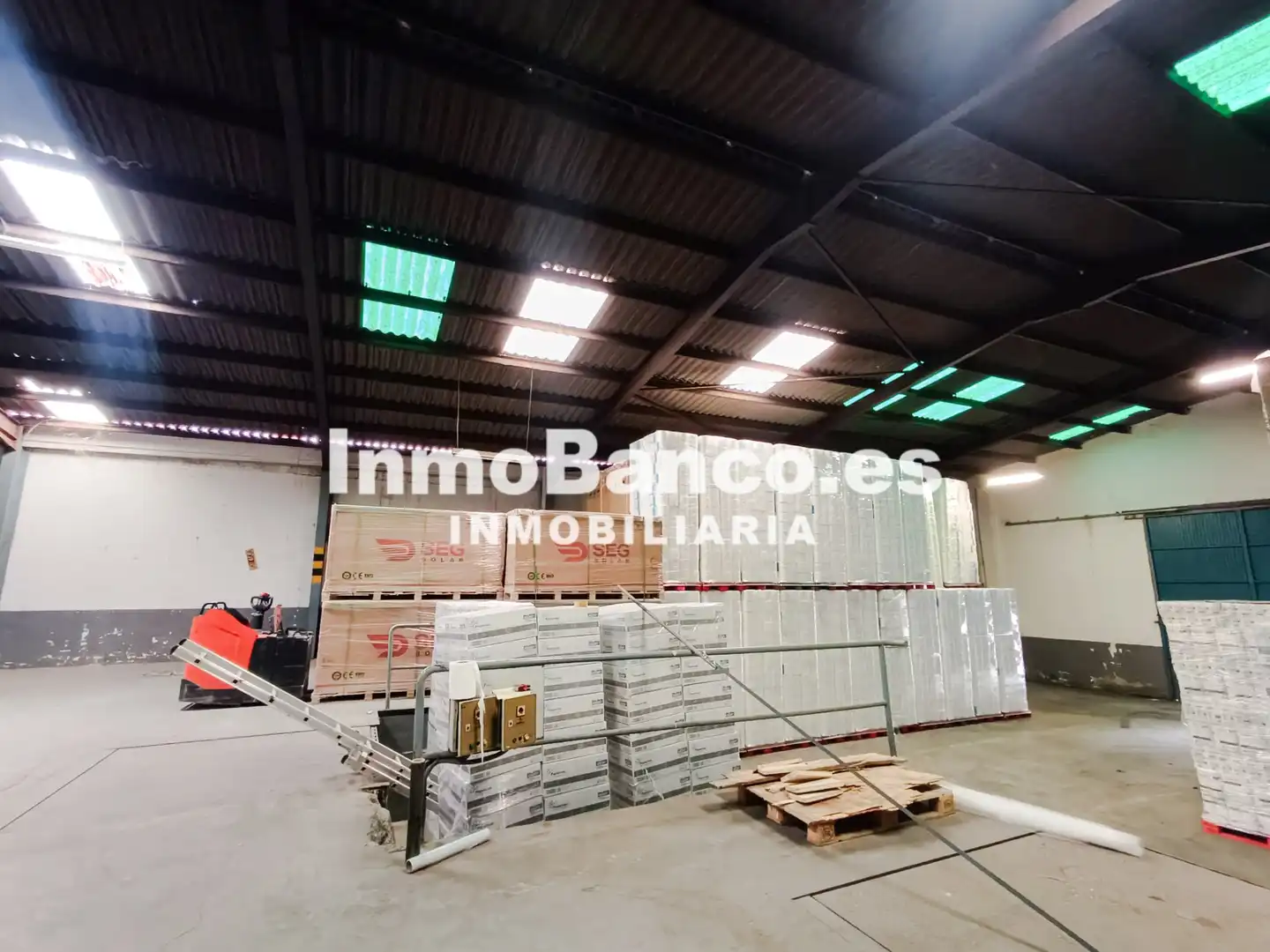 Exterior view of Industrial buildings for sale in Quart de Poblet