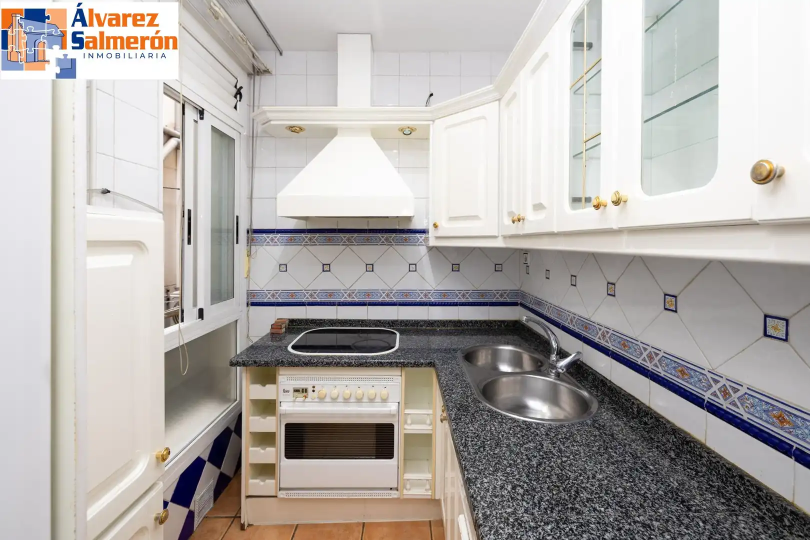 Kitchen of Flat for sale in Granada