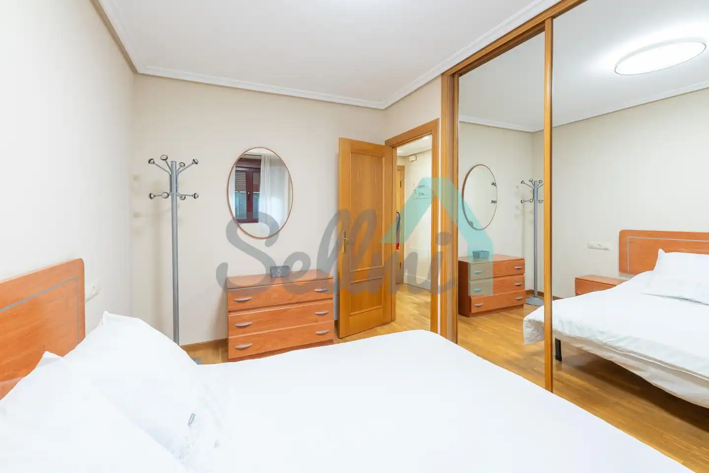 Bedroom of Flat for rent in Oviedo   with Heating, Parquet flooring and Furnished