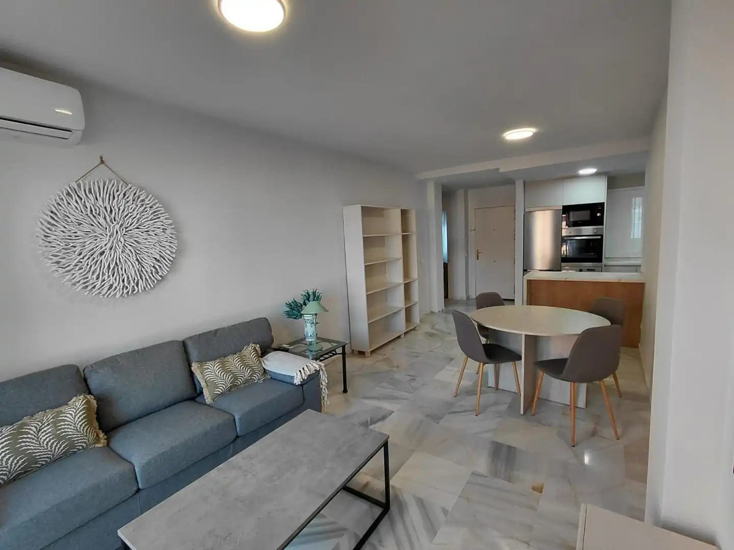 Sala d'estar de Pis de lloguer en Fuengirola amb Aire condicionat, Terrassa i Moblat