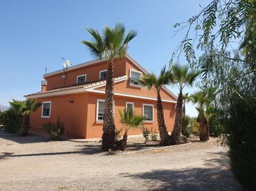 Casa con balcón en venta en Avenida de Almería 23
