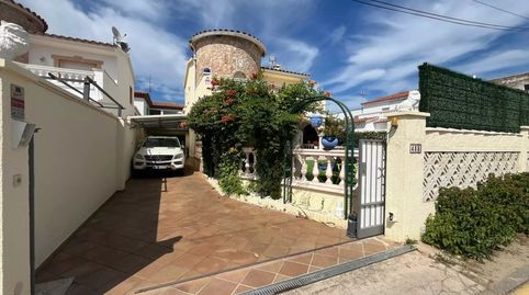 Villa encantadora a pocos pasos del centro y la playa, con piscina, garaje y excelente orientación suroeste. Tu refugio ideal!