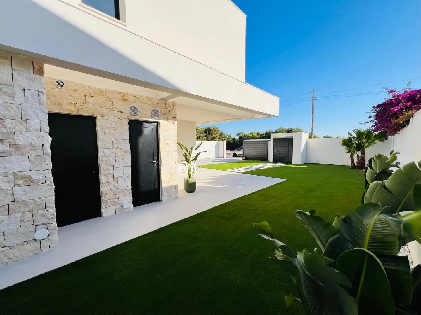 Vista exterior de Casa o xalet en venda en Torrevieja amb Aire condicionat, Calefacció i Jardí privat