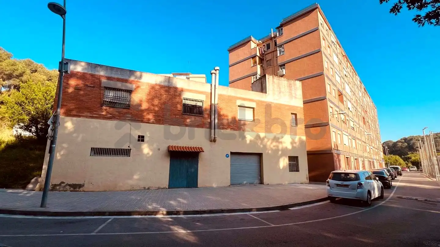 Vista exterior de Edifici en venda en Rubí