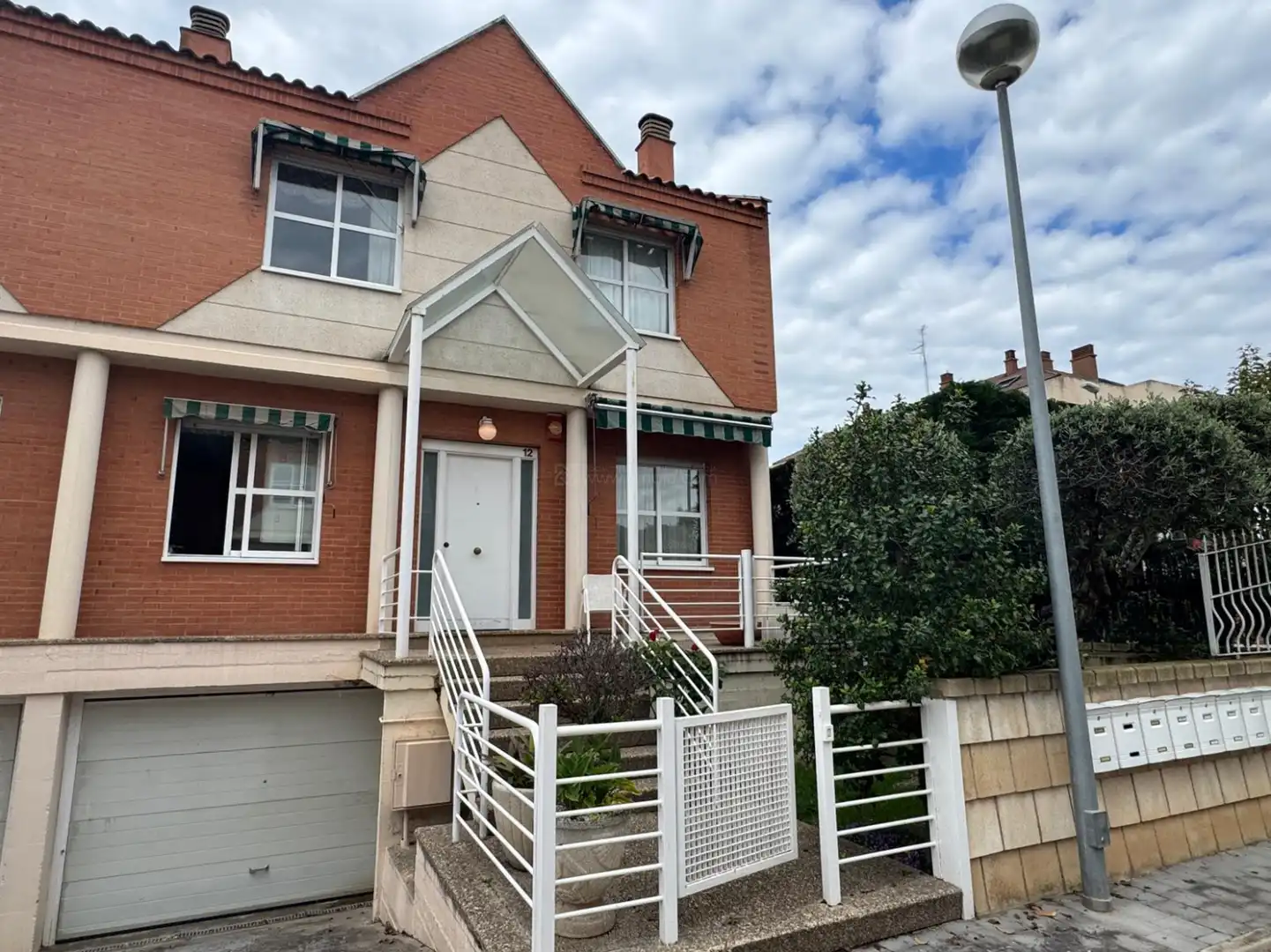 Außenansicht von Haus oder Chalet zum Verkauf in  Logroño mit Klimaanlage, Heizung und Privatgarten