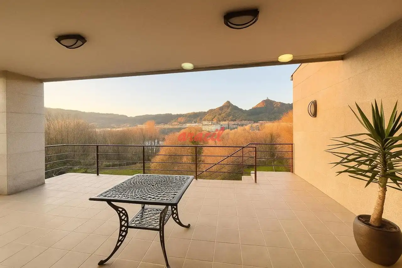 Terrassa de Casa o xalet en venda en Ourense Capital  amb Calefacció, Jardí privat i Terrassa