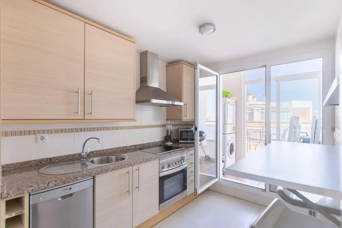 Cuina de Àtic en venda en Roquetas de Mar amb Aire condicionat, Jardí privat i Terrassa