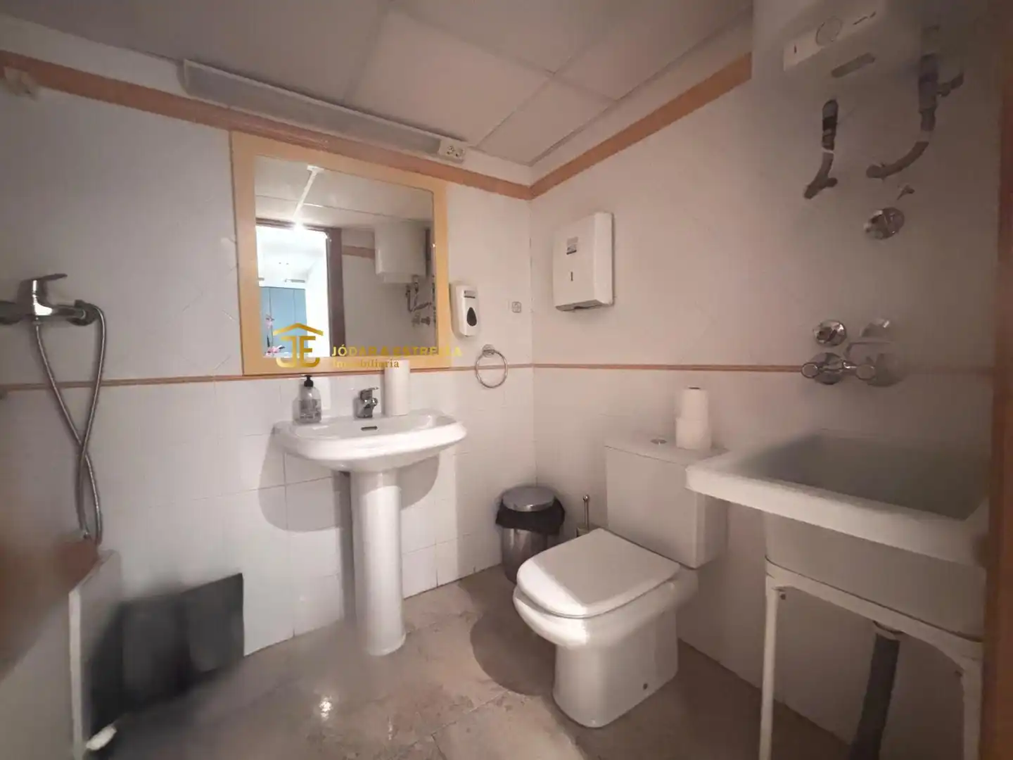 Badezimmer von Büro zum Verkauf in Lorca mit Klimaanlage und Heizung