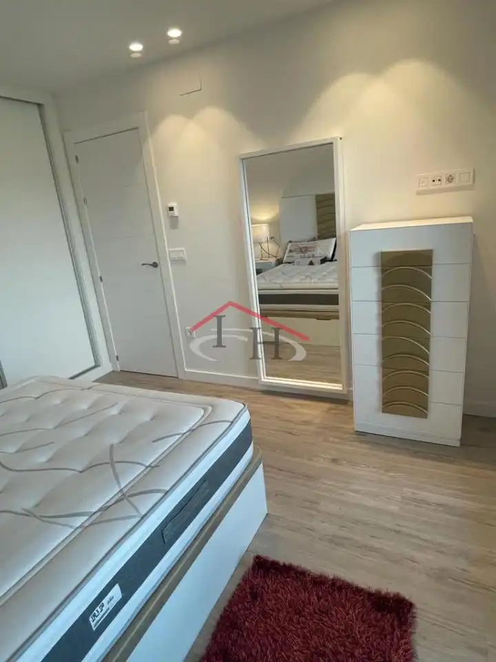 Habitación de Apartamento de alquiler en León Capital  con Calefacción, Parquet y Terraza