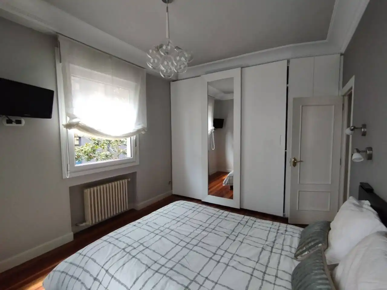 Schlafzimmer von Wohnung zur Miete in Bilbao  mit Heizung, Parkett und Möbliert