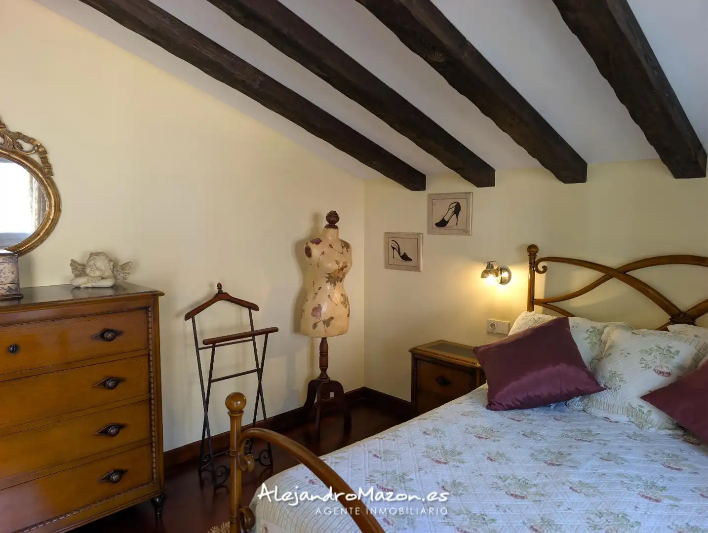 Schlafzimmer von Einfamilien-Reihenhaus zum Verkauf in Castro-Urdiales mit Heizung, Privatgarten und Terrasse