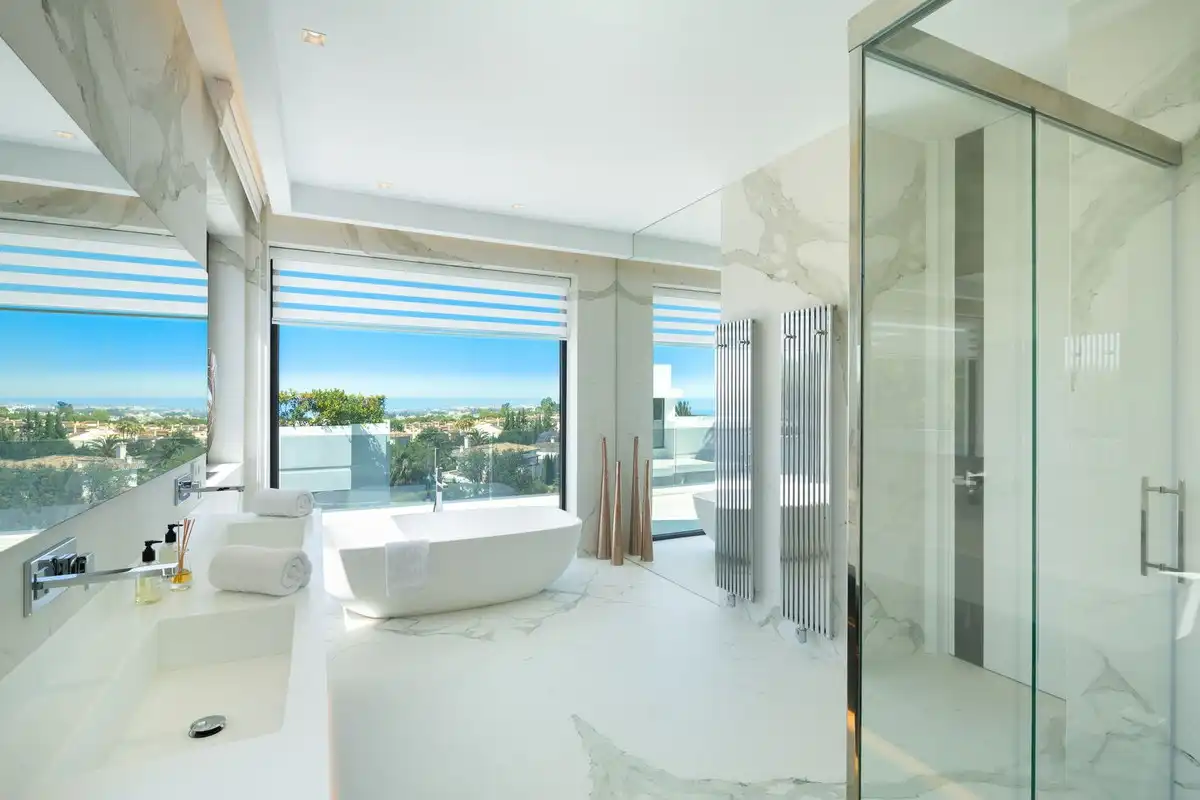 Bany de Casa o xalet en venda en Marbella amb Jardí privat, Terrassa i Piscina