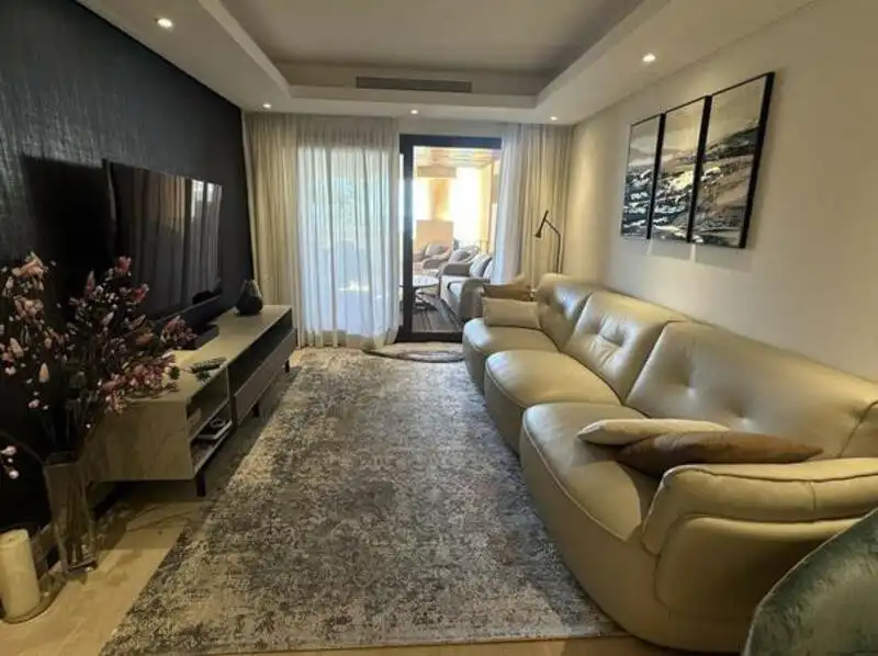 Sala de estar de Apartamento de alquiler en Estepona con Aire acondicionado, Terraza y Piscina