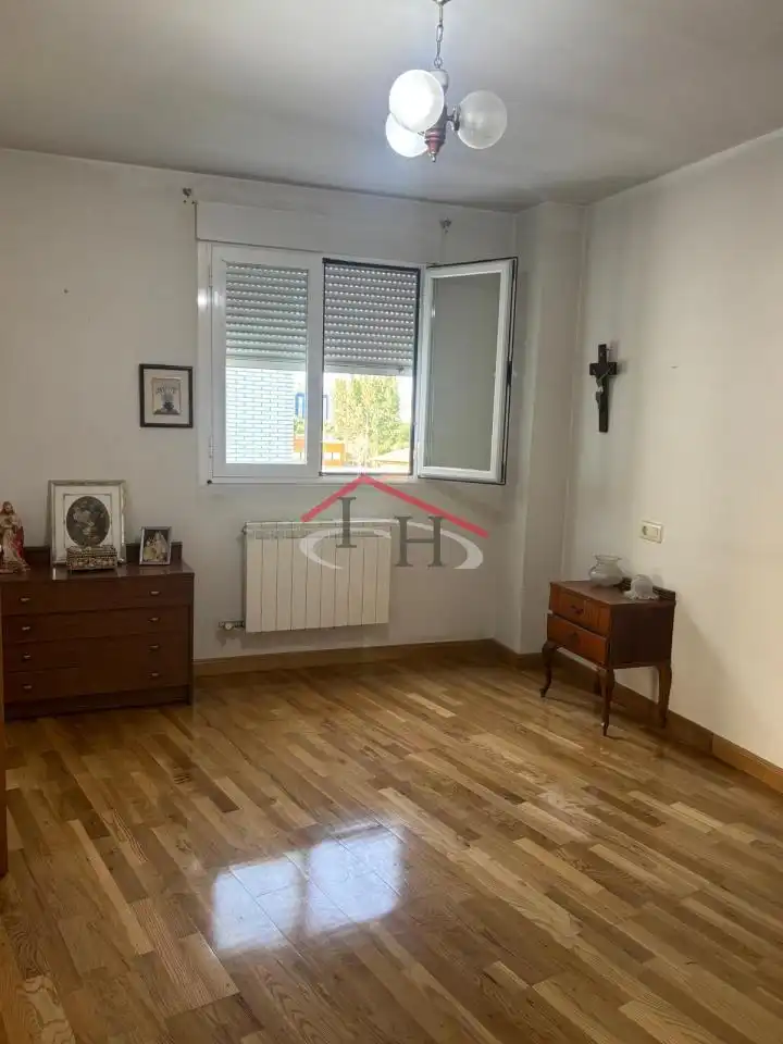 Schlafzimmer von Maisonette zum Verkauf in León Capital  mit Heizung, Parkett und Terrasse