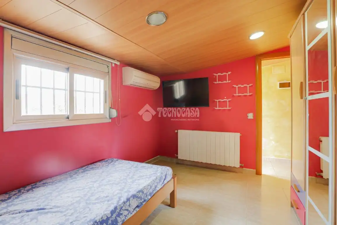 Dormitori de Casa adosada en venda en Terrassa amb Aire condicionat, Calefacció i Terrassa