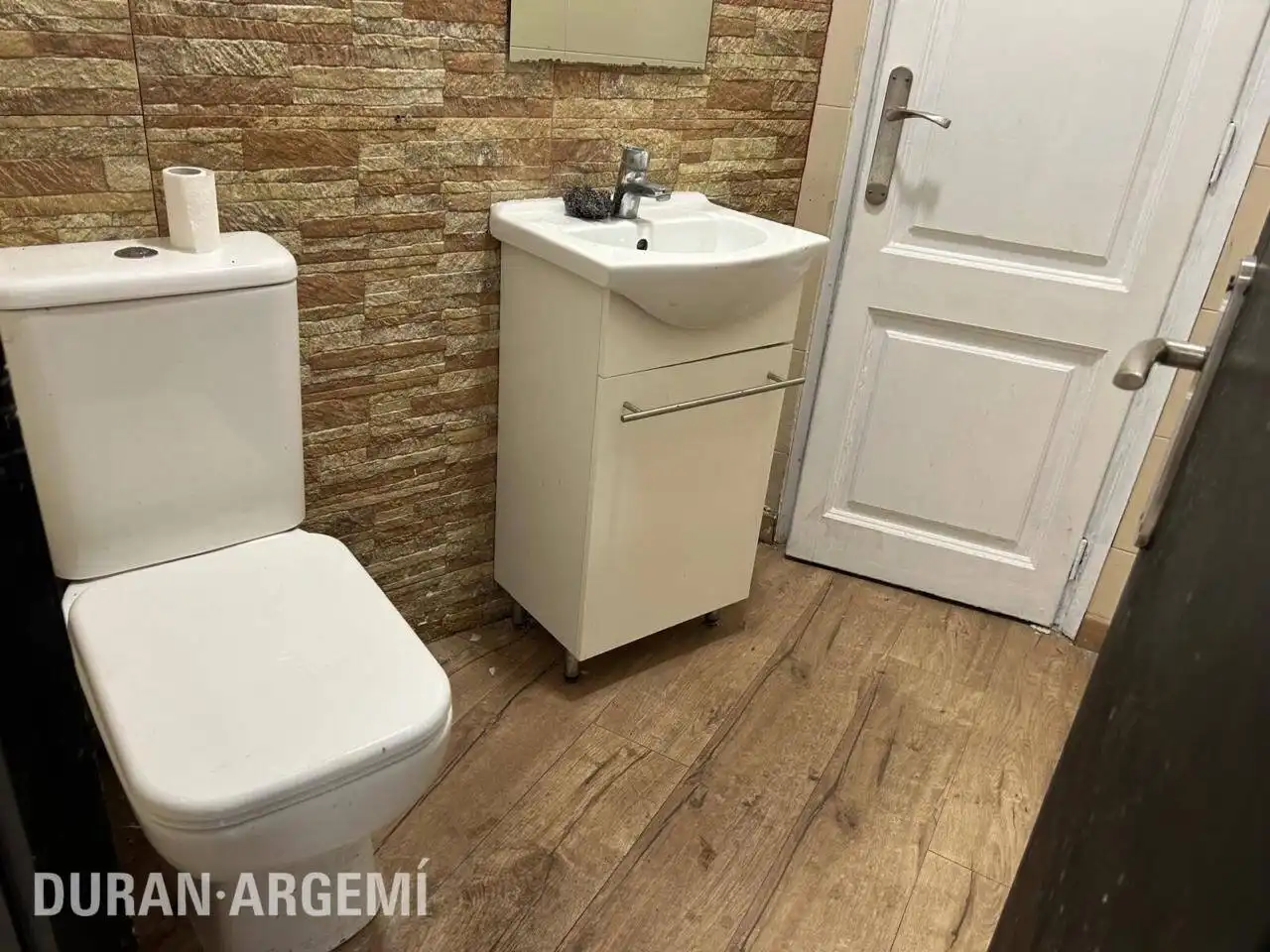 Bathroom of Commercial properties for rent in Terrassa  with Air Conditioner