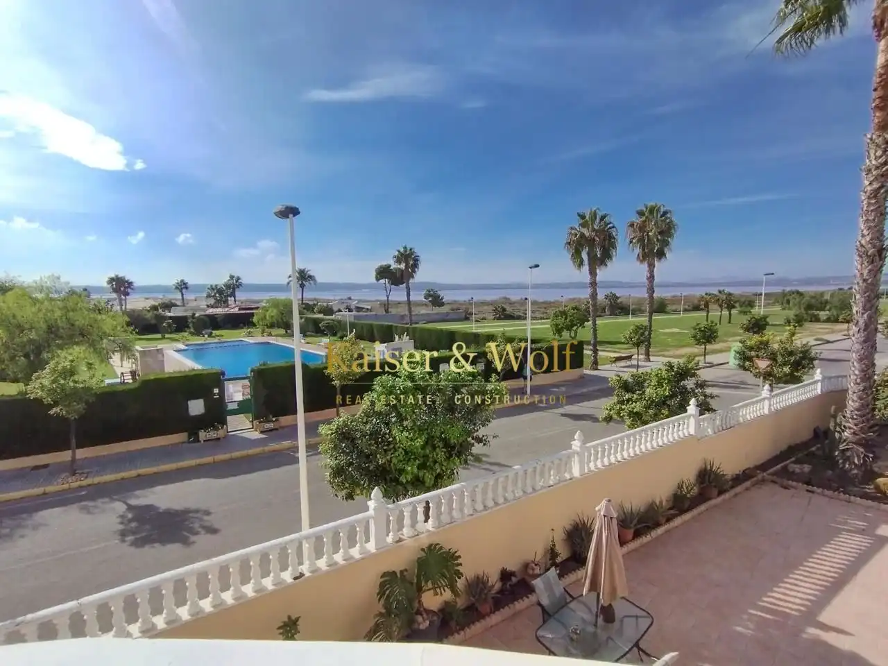 Vista exterior de Casa o xalet en venda en Torrevieja amb Jardí privat, Terrassa i Traster