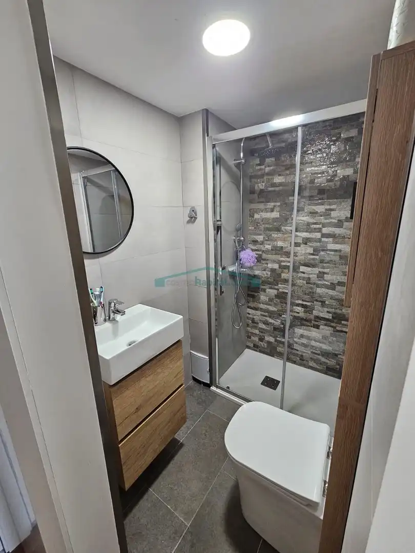 Bathroom of Study for sale in Benidorm  with Parquet flooring and Community pool