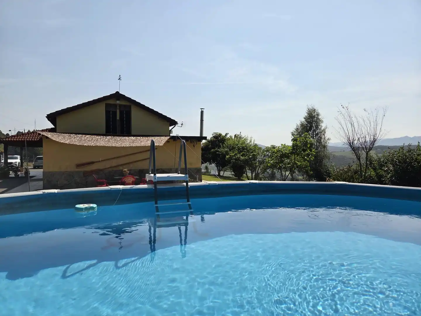 Schwimmbecken von Haus oder Chalet zum Verkauf in Piélagos mit Privatgarten, Terrasse und Abstellraum
