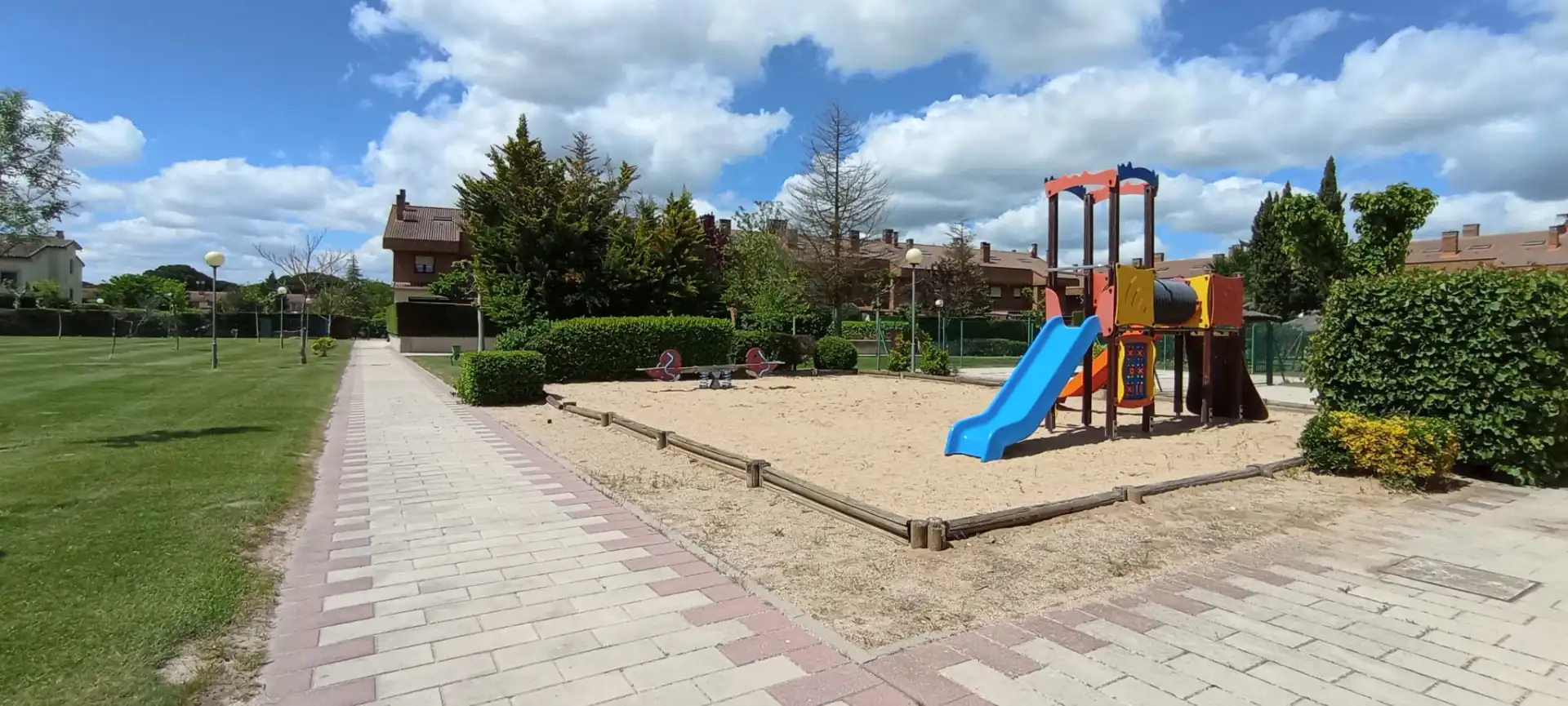 Aparcament de Casa adosada en venda en Simancas amb Calefacció, Jardí privat i Parquet