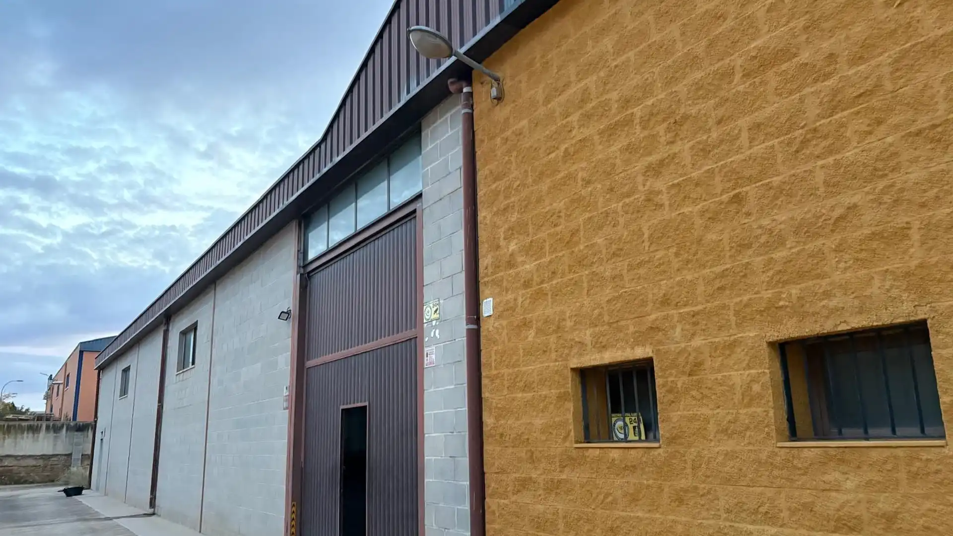 Exterior view of Industrial buildings for sale in Almansa