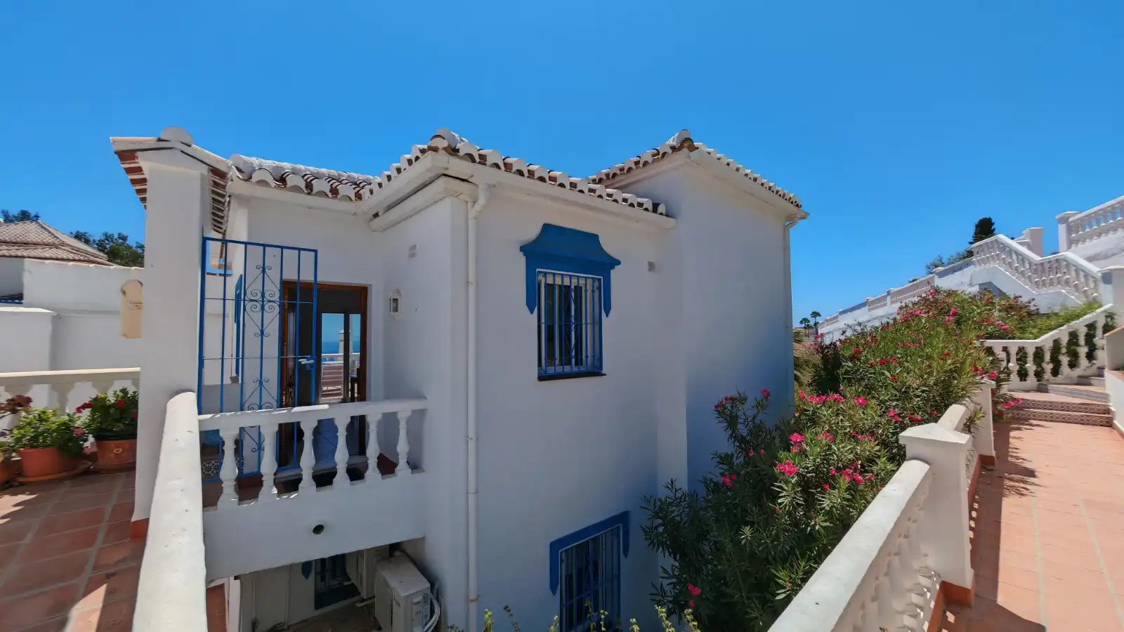 Vista exterior de Casa o xalet en venda en Torrox amb Aire condicionat, Terrassa i Moblat