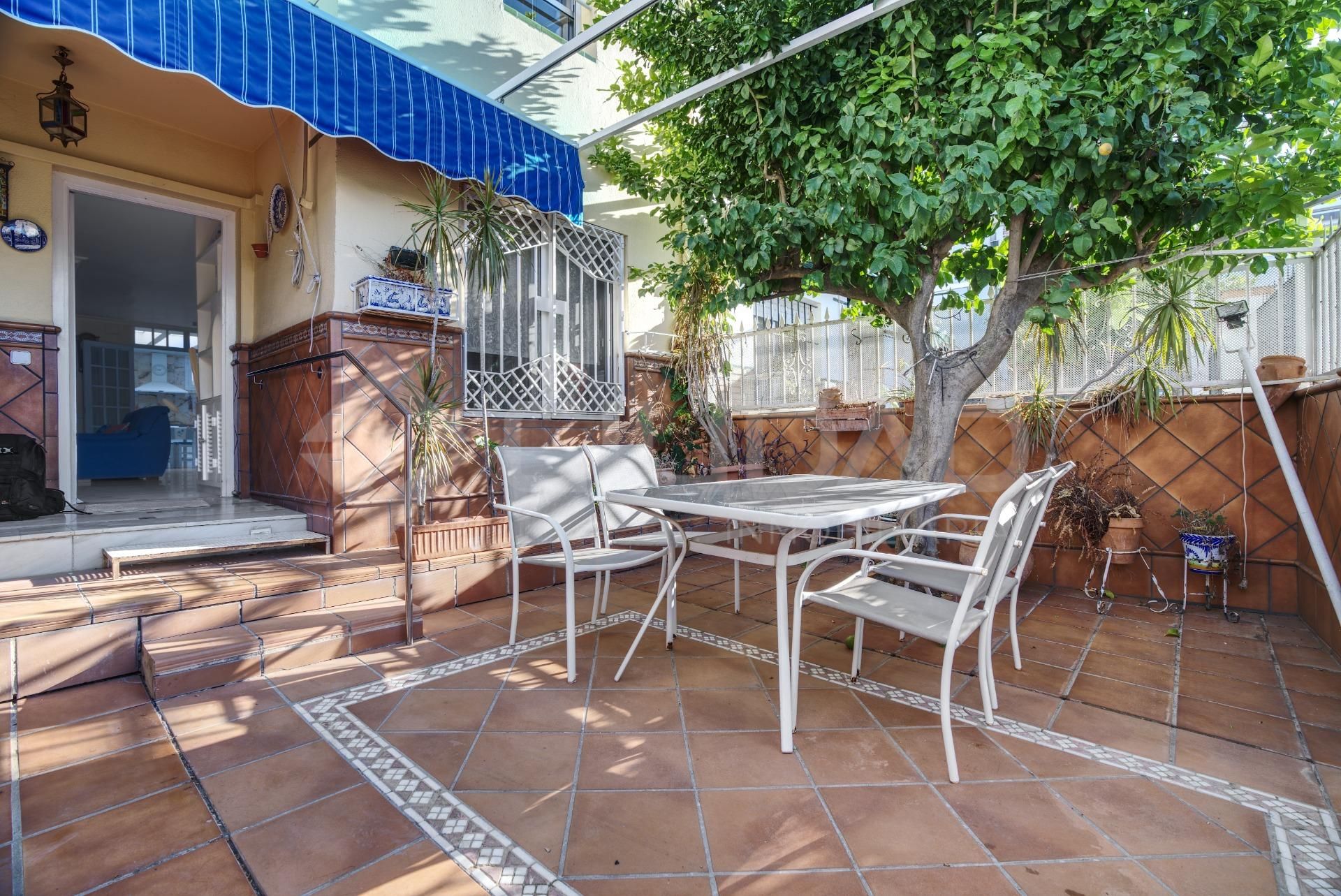 Jardí de Casa adosada en venda en Tomares amb Aire condicionat i Terrassa