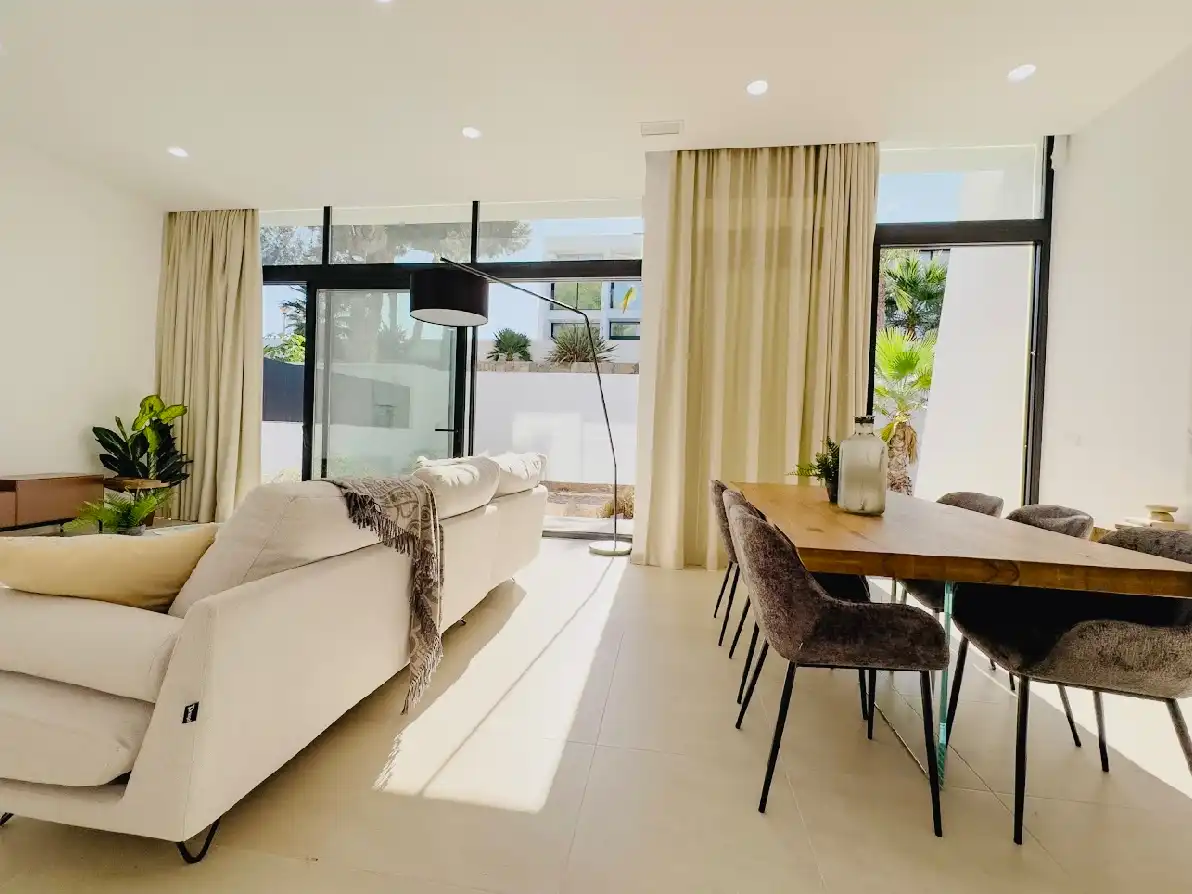 Sala d'estar de Casa adosada en venda en Calpe / Calp amb Aire condicionat, Calefacció i Jardí privat