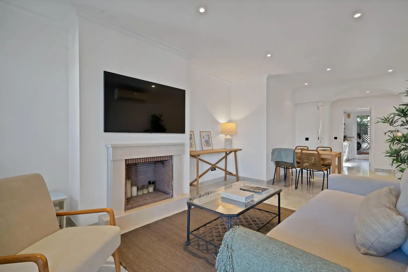 Sala de estar de Apartamento de alquiler en Marbella con Aire acondicionado, Jardín privado y Terraza