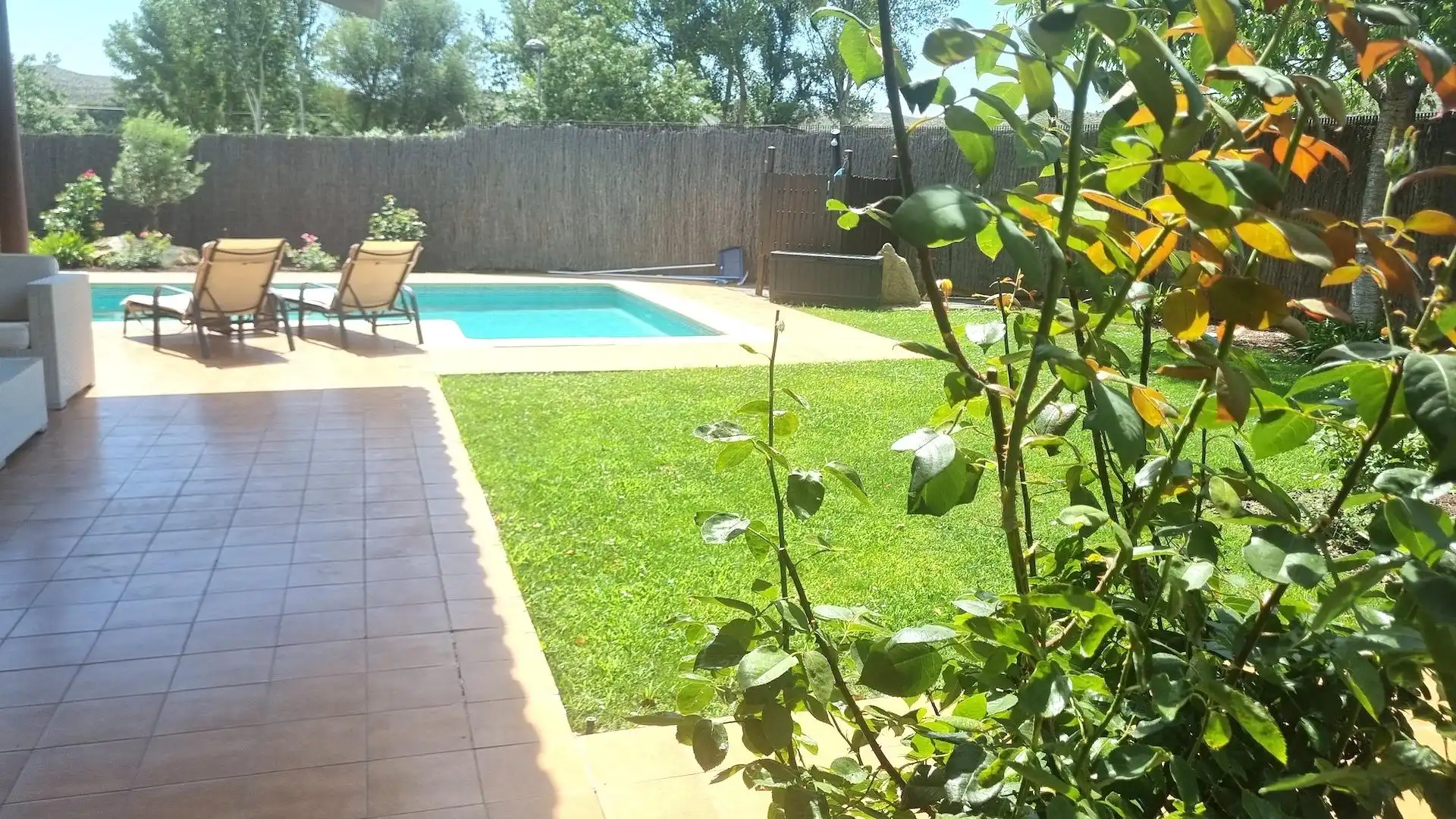 Piscina de Casa o chalet en venta en Cadrete con Aire acondicionado, Calefacción y Jardín privado