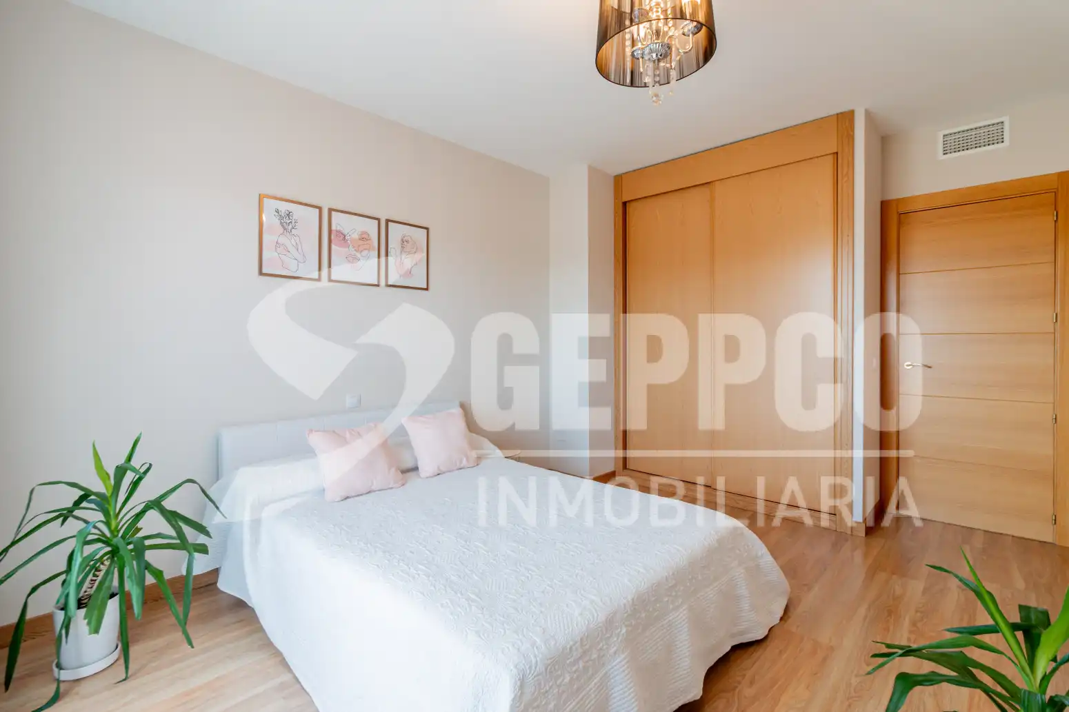 Habitación de Casa adosada en venta en Alcalá de Henares con Calefacción, Terraza y Piscina comunitaria