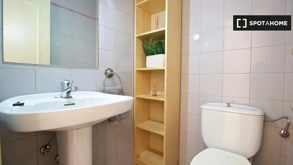 Baño de Piso de alquiler en Madrid con Aire acondicionado, Calefacción y Amueblado