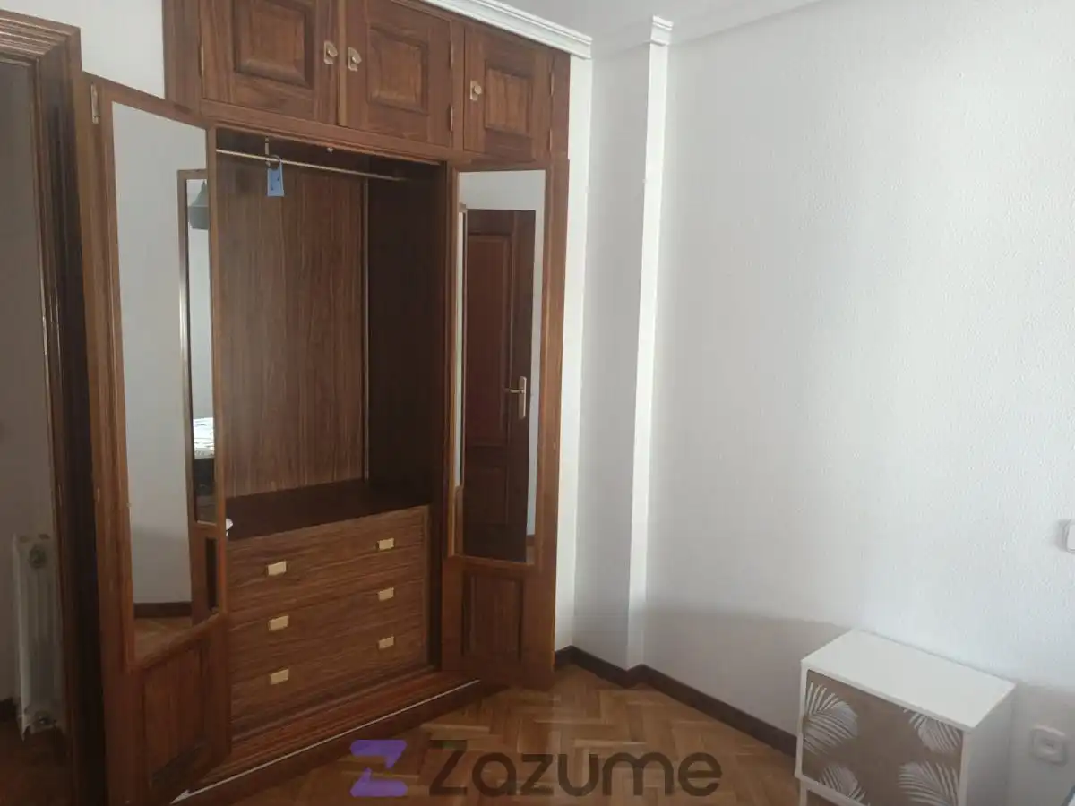 Habitación de Apartamento de alquiler en Ávila con Calefacción, Parquet y Terraza