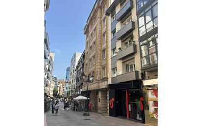 Vista exterior de Pis en venda en Oviedo  amb Calefacció, Parquet i Balcó