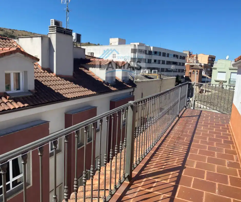 Außenansicht von Maisonette zum Verkauf in Navalmoral de la Mata mit Klimaanlage, Heizung und Terrasse
