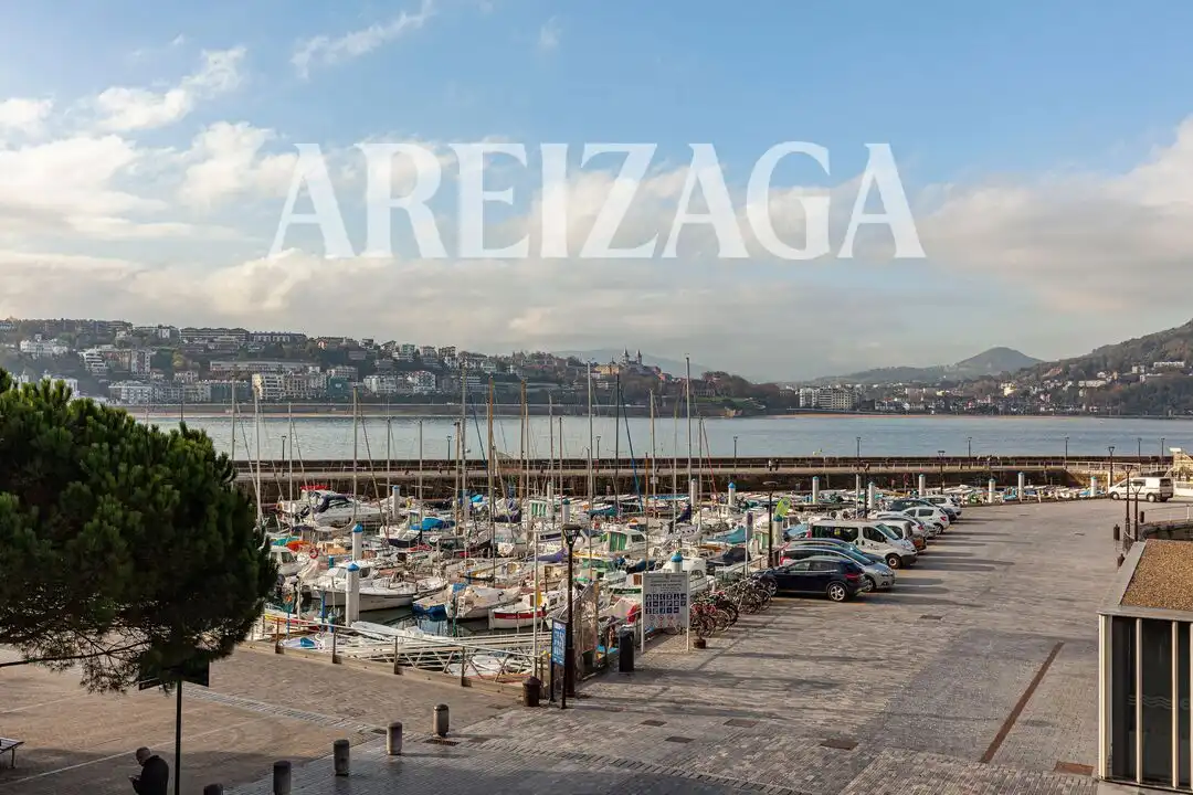 Vista exterior de Pis en venda en Donostia - San Sebastián  amb Balcó