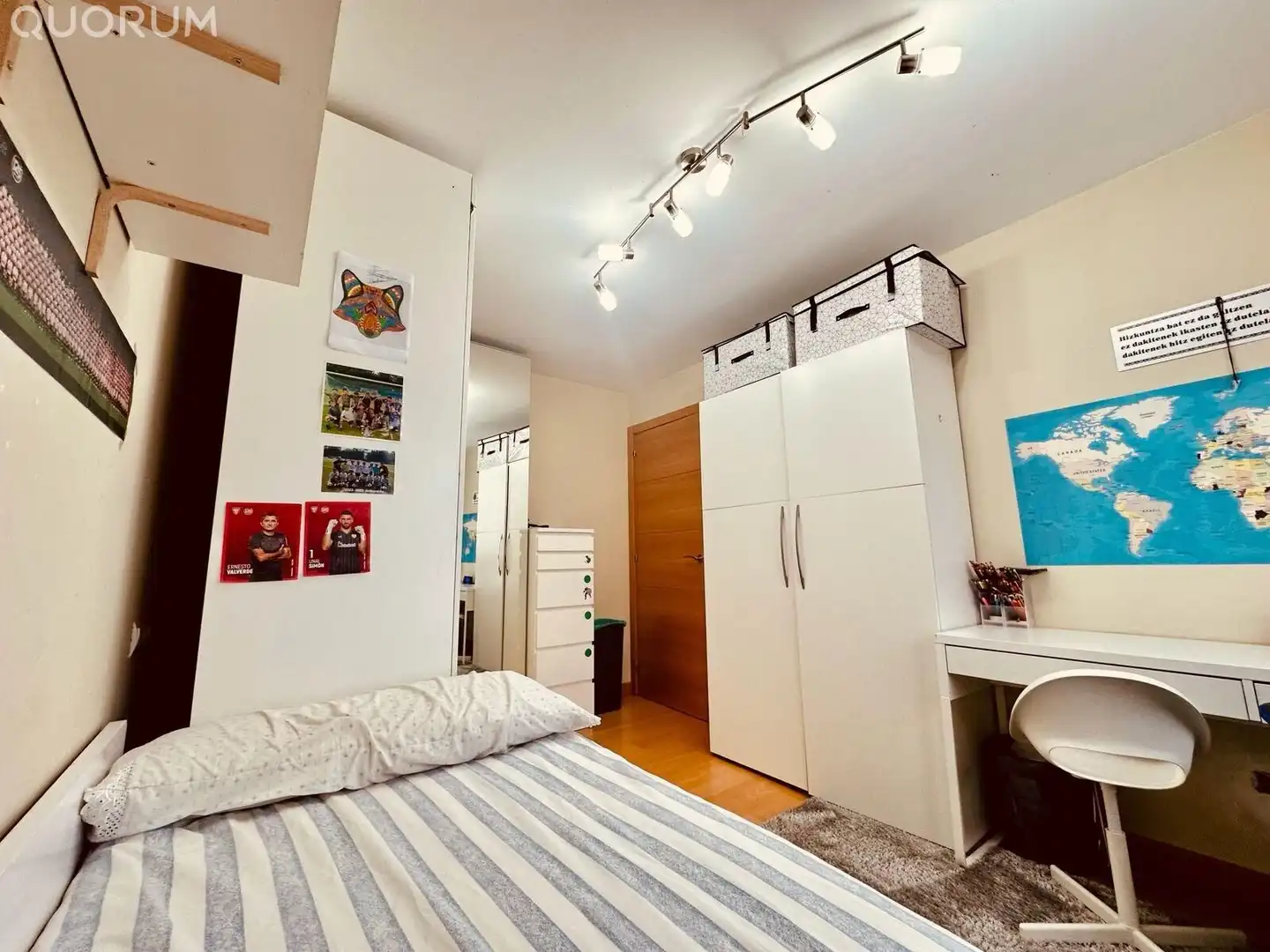 Habitación de Casa adosada en venta en Galdakao con Calefacción, Jardín privado y Terraza
